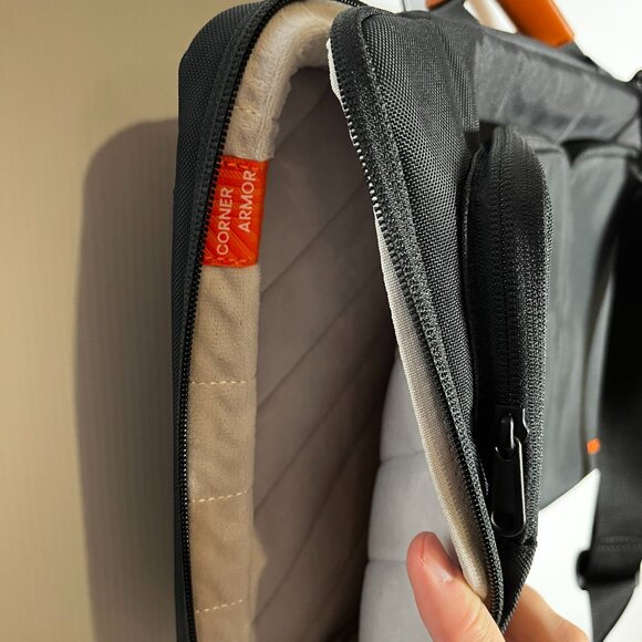 TomToc Defender-A42 Laptop Shoulder Bag for 14 inch MacBook Pro - Picture 4 of 5
